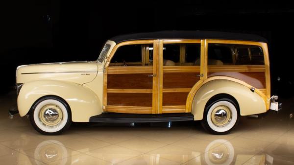 1940 Ford Deluxe Woody wagon 