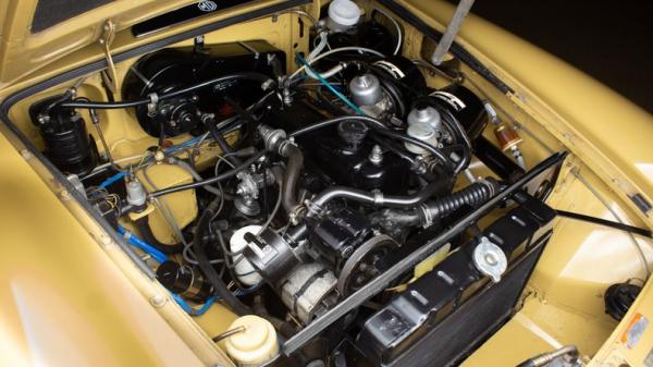 1973 MG B Roadster 