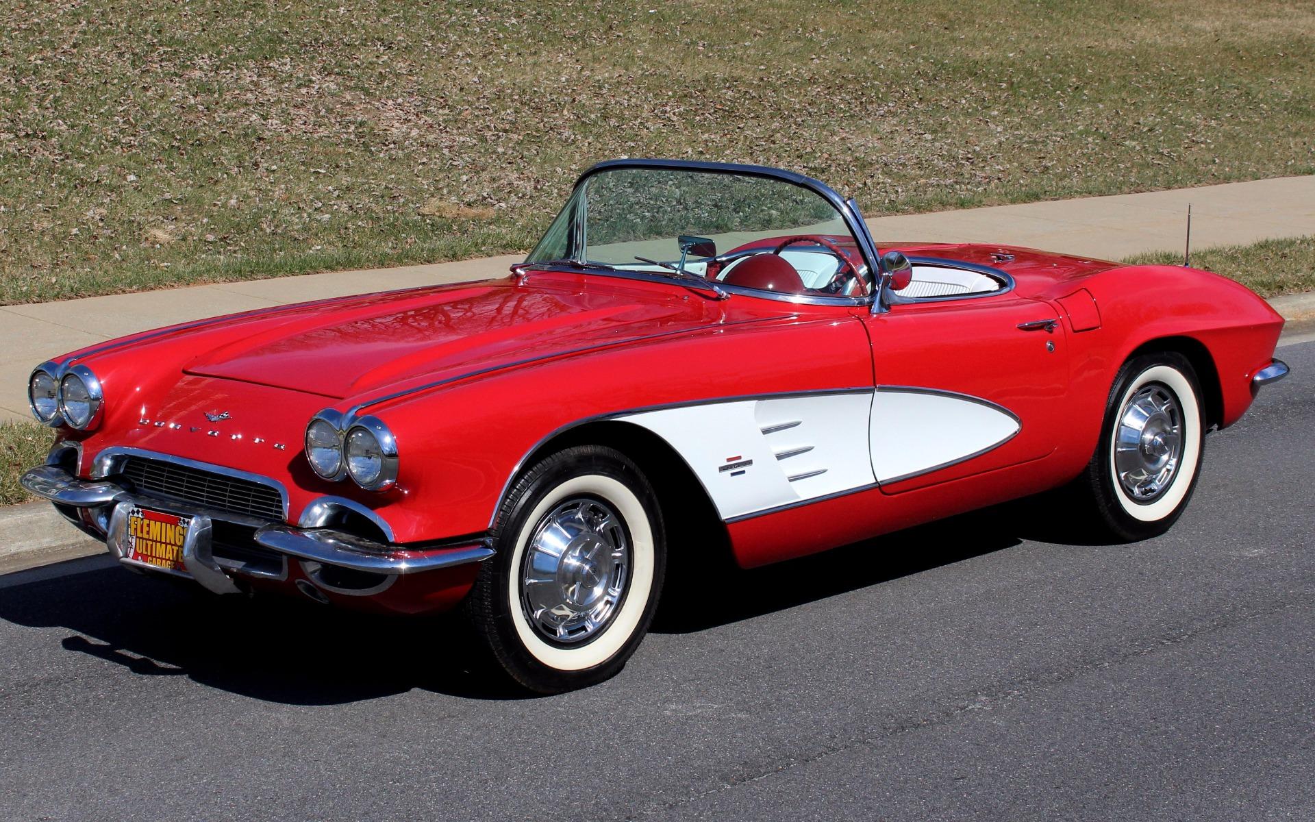 Красный кабриолет Chevrolet Corvette