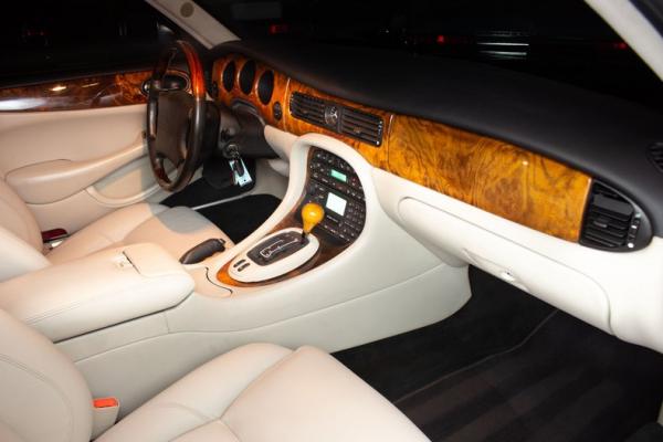 2002 Jaguar XJR 