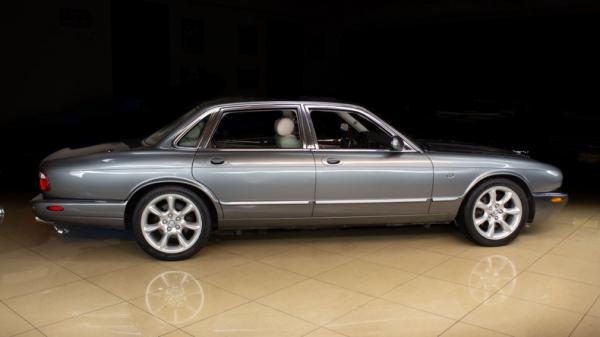 2002 Jaguar XJR 